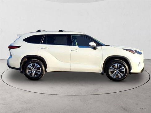 Used 2022 Toyota Highlander XLE image 4