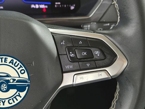 Used 2022 Volkswagen Tiguan SE w/ Panoramic Sunroof Package AWD/4WD image 13
