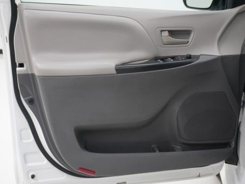 Used 2020 Toyota Sienna L image 15