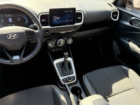 Used 2024 Hyundai Venue Limited image 10