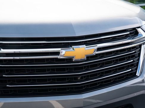 Used 2023 Chevrolet Traverse LT w/ LT Premium Package FWD image 6