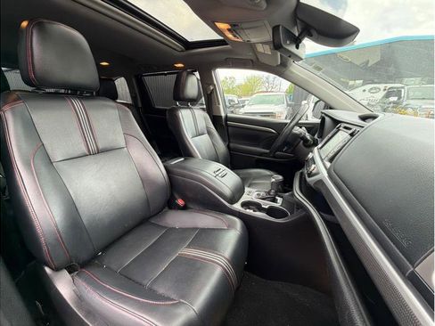 Used 2019 Toyota Highlander SE w/ Nightshade Edition image 4