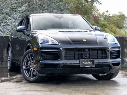 Certified 2023 Porsche Cayenne Platinum Edition w/ Performance Package image 6