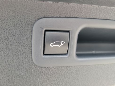 Used 2023 Toyota Highlander LE FWD image 11