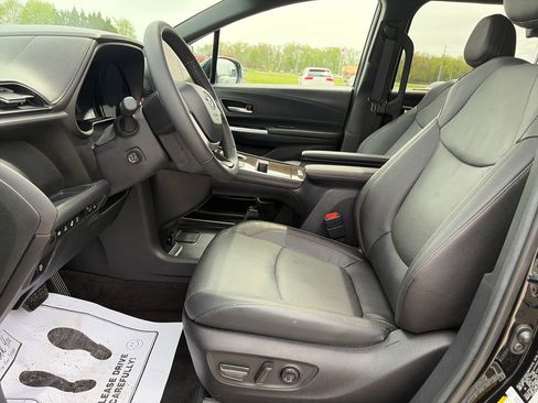 Used 2025 Toyota Sienna Platinum AWD/4WD image 20