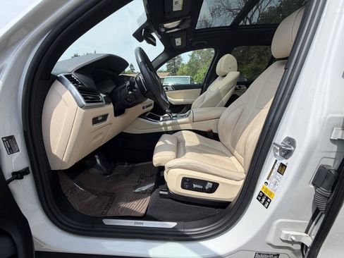 Used 2022 BMW X5 xDrive40i w/ Parking Assistance Package AWD/4WD image 13