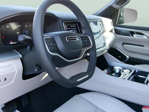 Used 2025 Jeep Wagoneer 4WD image 14