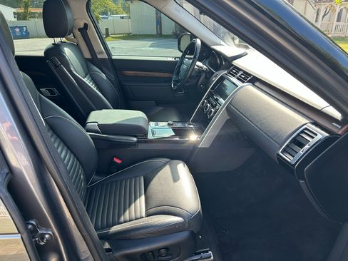 Used 2017 Land Rover Discovery HSE image 15