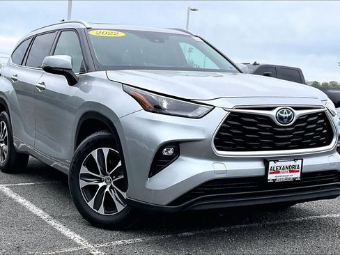 Used 2022 Toyota Highlander XLE AWD/4WD image 2