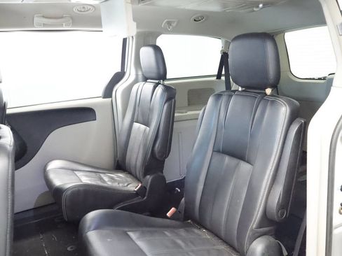 Used 2014 Chrysler Town & Country Touring FWD image 11