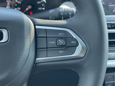 Used 2024 Jeep Compass Latitude image 25