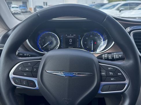 Used 2017 Chrysler Pacifica Touring-L FWD image 14
