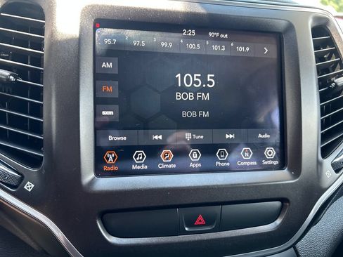 Used 2020 Jeep Cherokee Trailhawk AWD/4WD image 19