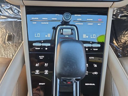 Used 2023 Porsche Cayenne image 28