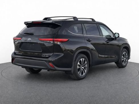Used 2024 Toyota Highlander XLE AWD/4WD image 4