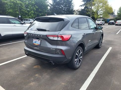 Used 2021 Ford Escape SE w/ SE Sport Appearance Package AWD/4WD image 3