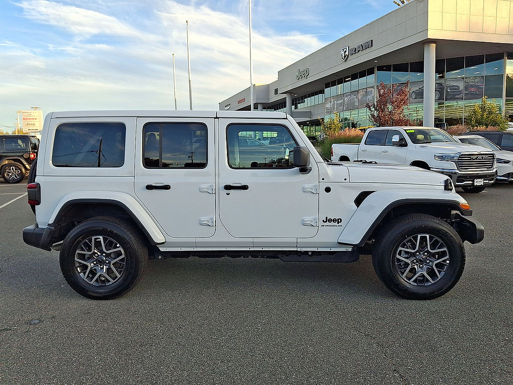 Used 2026 Jeep Wrangler Unlimited Sahara AWD/4WD image 32