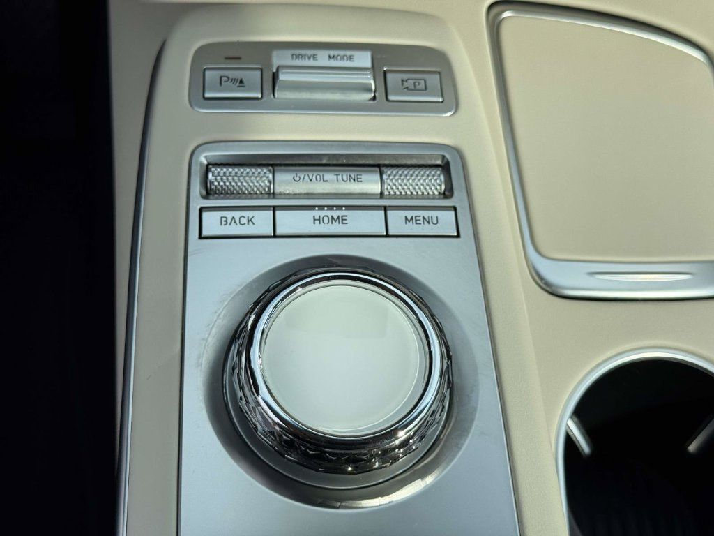 Certified 2023 Genesis GV70 2.5T w/ Select Package AWD/4WD image 32