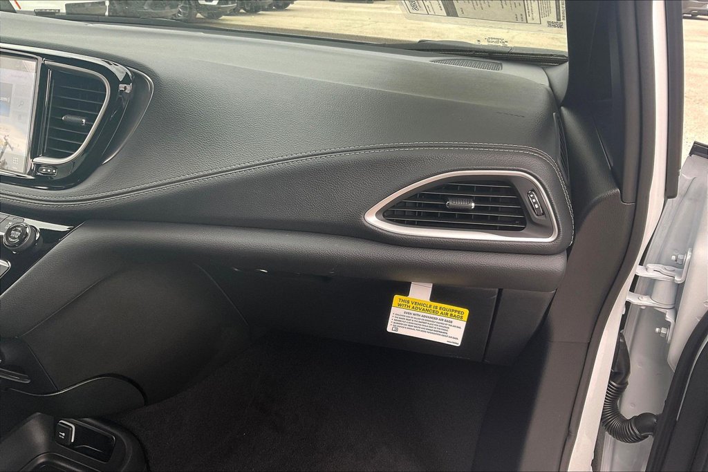 Used 2026 Chrysler Pacifica Select FWD image 10