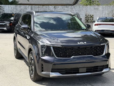 Used 2025 Kia Sorento S FWD image 2
