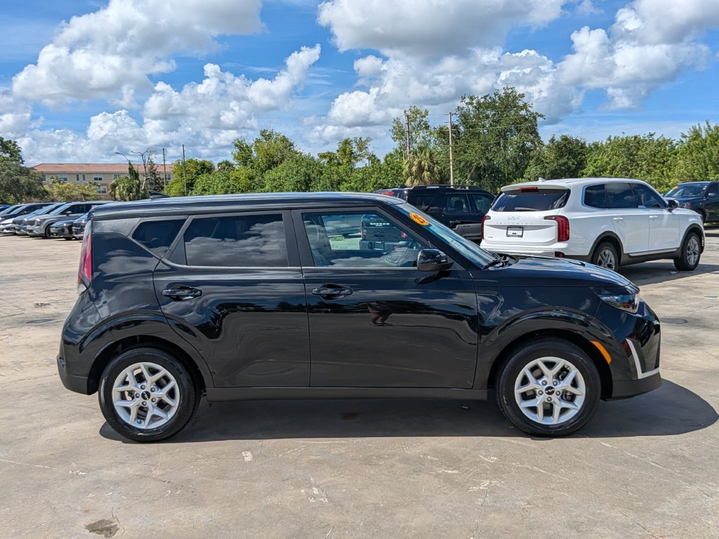 Certified 2025 Kia Soul LX w/ LX Technology Package FWD image 9