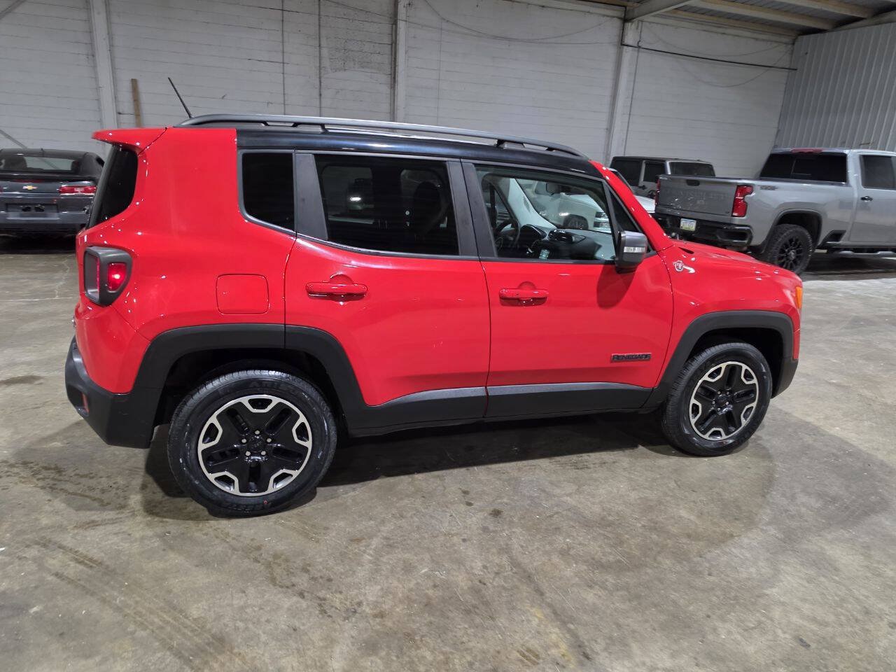 Used 2016 Jeep Renegade Trailhawk w/ Cold Weather Group AWD/4WD image 12