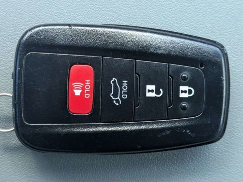 Used 2023 Toyota Highlander XLE FWD image 34