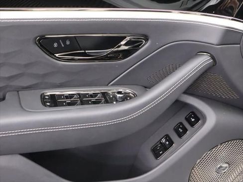 Used 2025 Bentley Flying Spur Plug-In Hybrid image 24