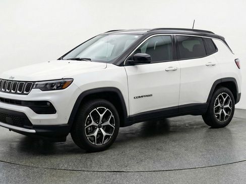Used 2025 Jeep Compass Limited image 3