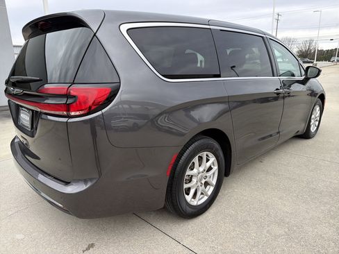 Used 2023 Chrysler Pacifica Touring-L image 5