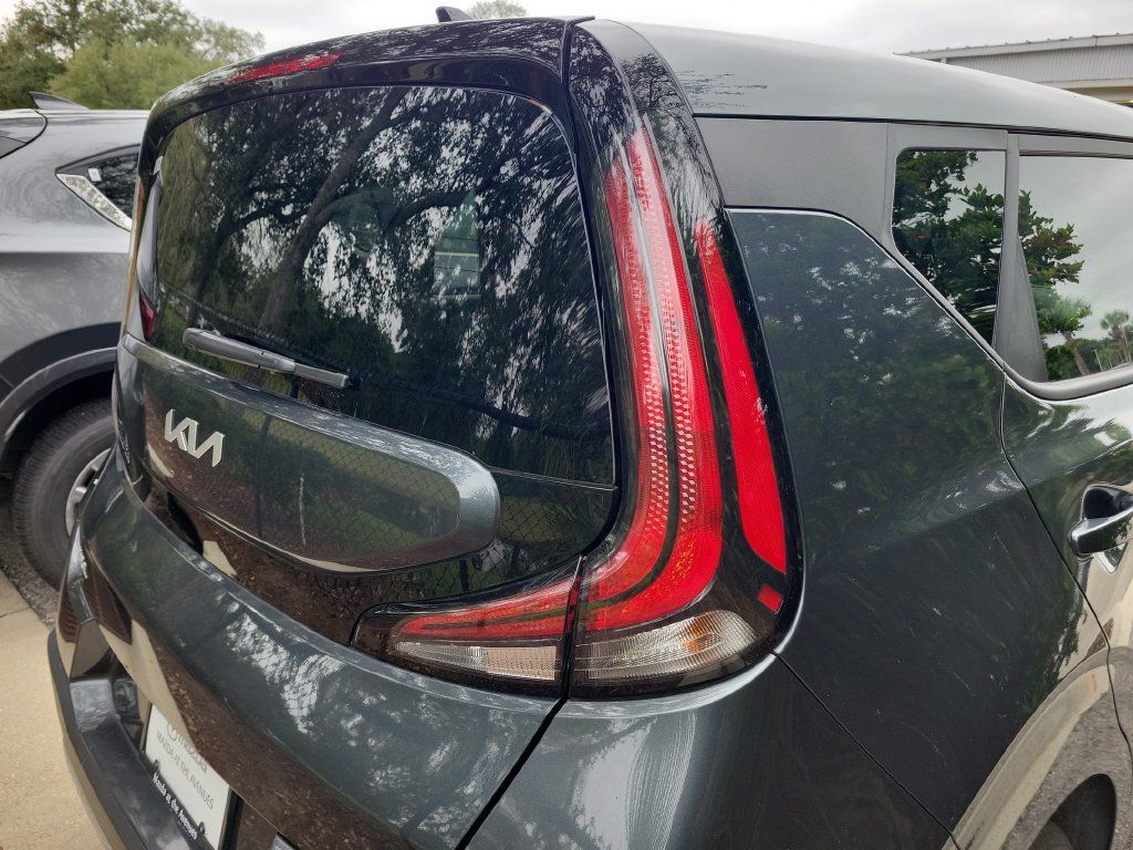 Used 2025 Kia Soul LX w/ LX Technology Package FWD image 20
