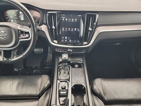 Used 2021 Volvo S60 T5 R-Design image 32