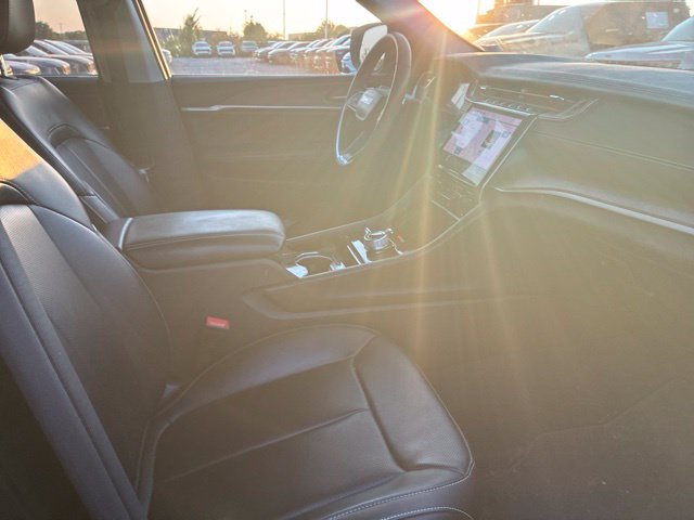 Used 2023 Jeep Grand Cherokee L Limited w/ Luxury Tech Group II AWD/4WD image 3