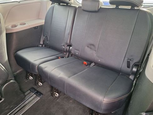 Used 2017 Toyota Sienna SE Premium image 12