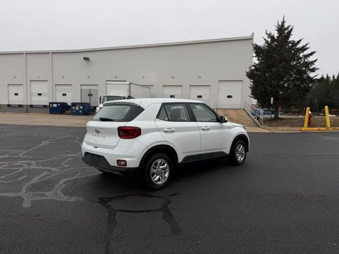 Used 2021 Hyundai Venue SE image 4