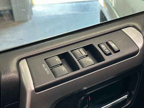 Used 2017 Toyota 4Runner SR5 AWD/4WD image 12