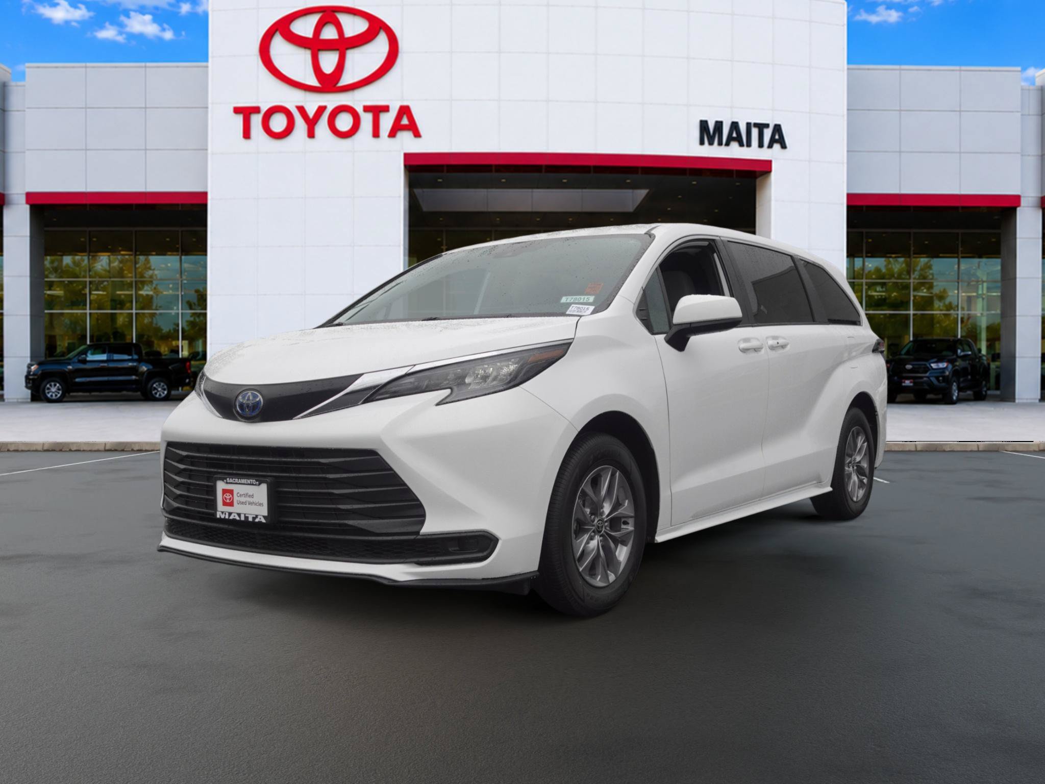 Certified 2025 Toyota Sienna LE FWD image 7