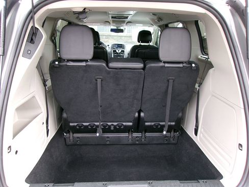 Used 2015 Chrysler Town & Country Touring-L w/ Driver Convenience Group image 14