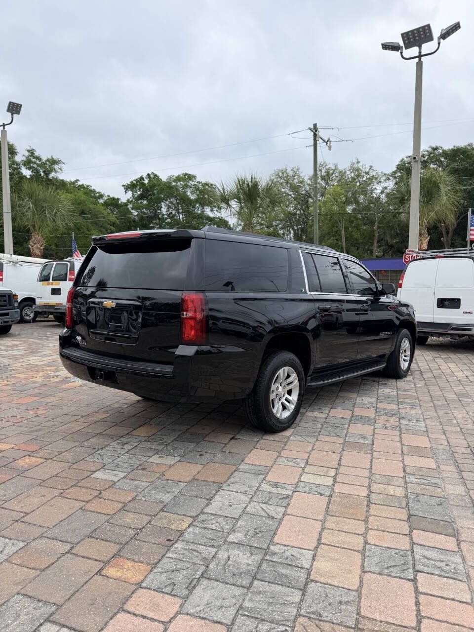 Used 2018 Chevrolet Suburban LT RWD image 6