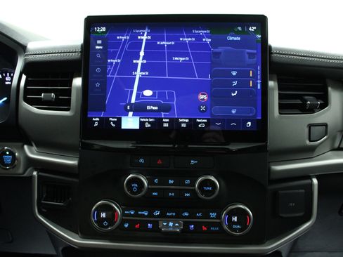 Used 2024 Ford Expedition XLT image 23