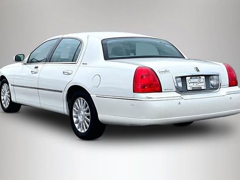 Used 2003 Lincoln Town Car Signature RWD image 4