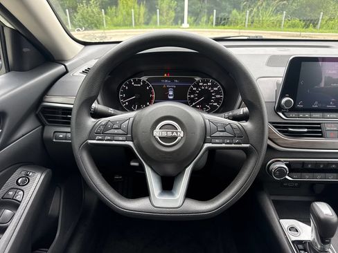 Used 2025 Nissan Altima 2.5 SV FWD image 19