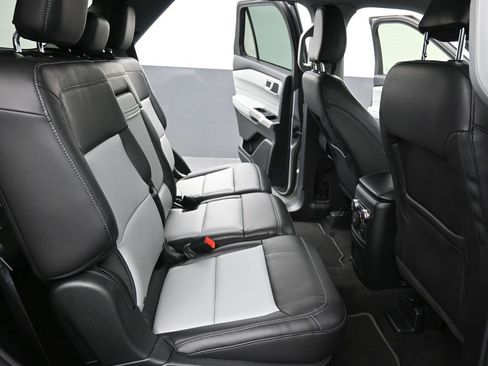 Certified 2022 Ford Explorer XLT w/ Equipment Group 202A image 10