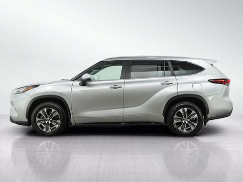 Used 2025 Toyota Highlander XLE AWD/4WD image 2