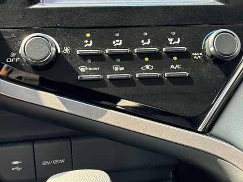 Used 2018 Toyota Camry LE w/ Moonroof Package FWD image 17
