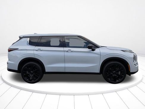 New 2026 Mitsubishi Outlander LE FWD image 2
