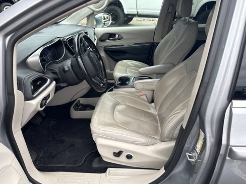Used 2021 Chrysler Pacifica Touring-L FWD image 5