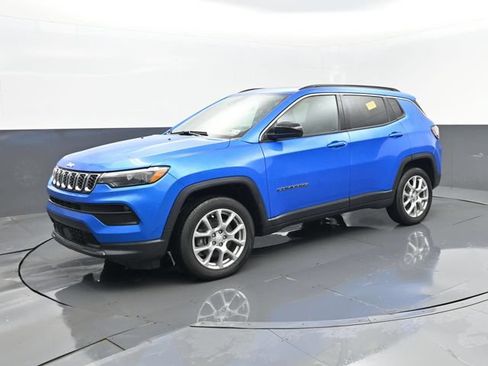 Used 2024 Jeep Compass Latitude w/ Sun and Sound Group AWD/4WD image 1