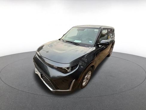 Used 2025 Kia Soul LX w/ LX Technology Package image 2
