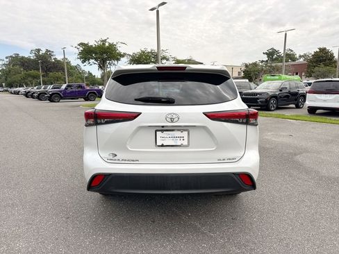 Used 2022 Toyota Highlander XLE AWD/4WD image 4